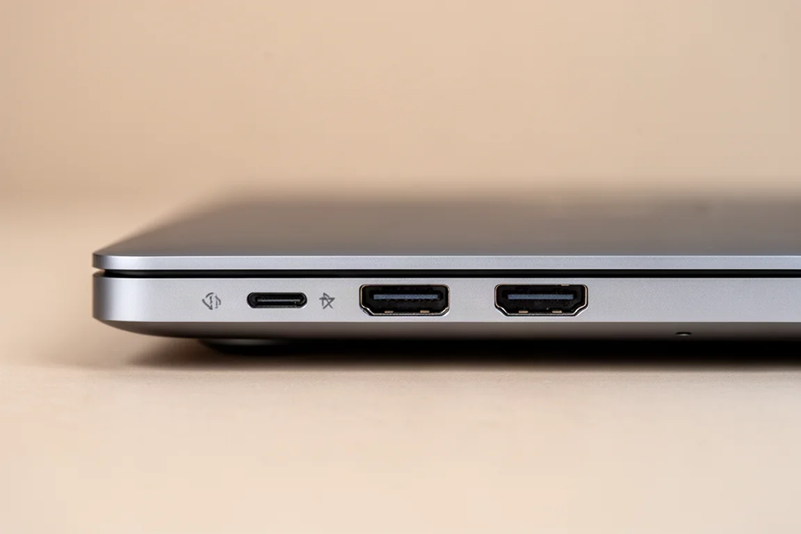 筆電側面視圖,顯示 Thunderbolt 4 連接埠和 HDMI 連接埠