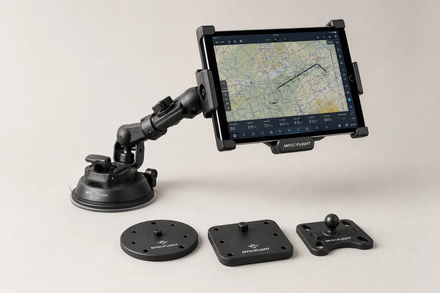 MyGoFlight iPad 支架系統，配備吸盤底座與安裝好的平板電腦，背景簡潔