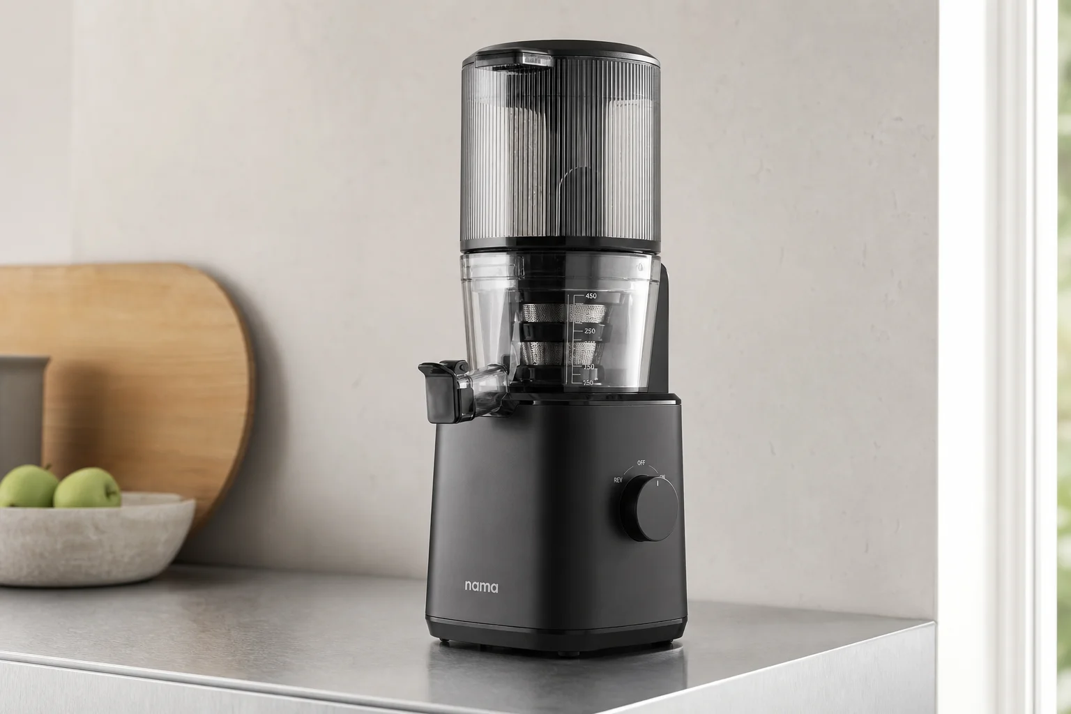 四台冷壓慢磨機並排於水泥檯面上：Hurom H70、H400、Nama J2 以及 Kuvings AUTO10