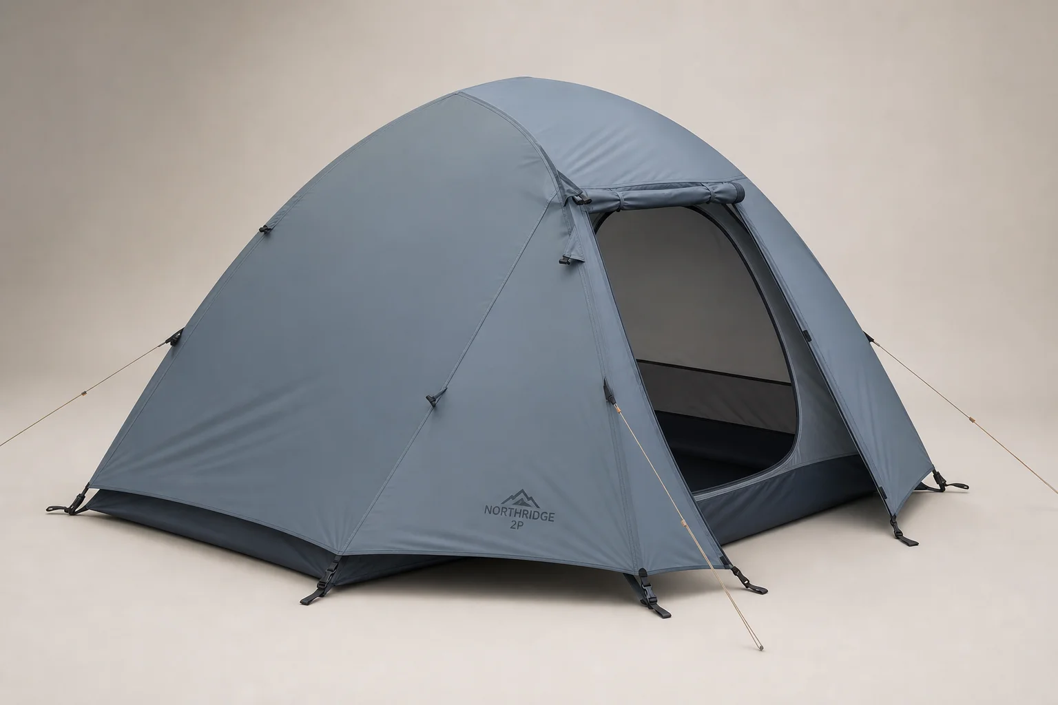 Sei tende da backpacking per due persone disposte su cemento che mostrano varietà nel design e nel colore