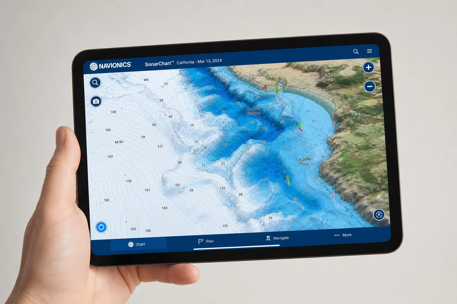 Tre dispositivi mobili che mostrano diverse interfacce di app per plotter nautici con carte marine