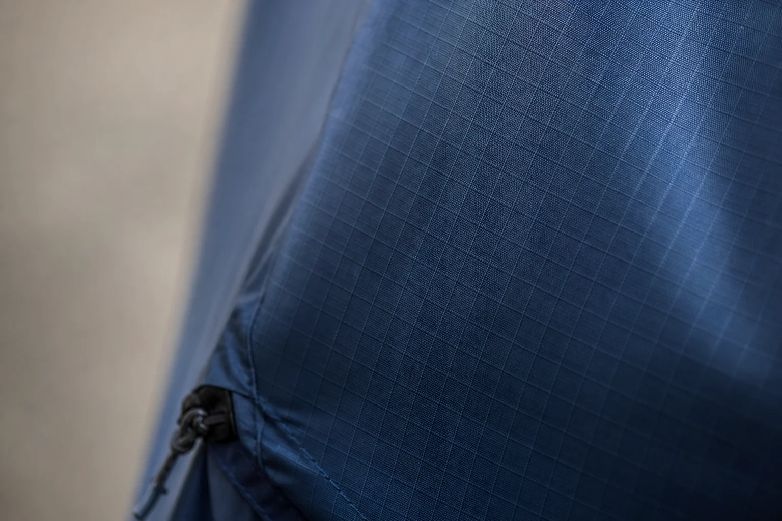 Nahaufnahme des Zeltstoffs mit Ripstop-Struktur und düsengefärbtem blauem Material