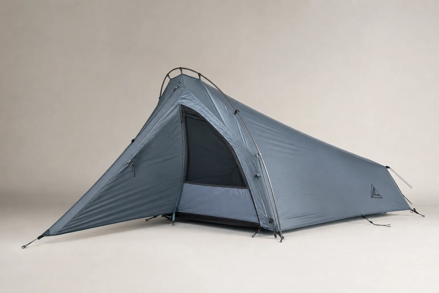 중립적인 배경에 테이퍼드 디자인과 삼각형 전실이 돋보이는 NEMO Dragonfly Bikepack OSMO 텐트