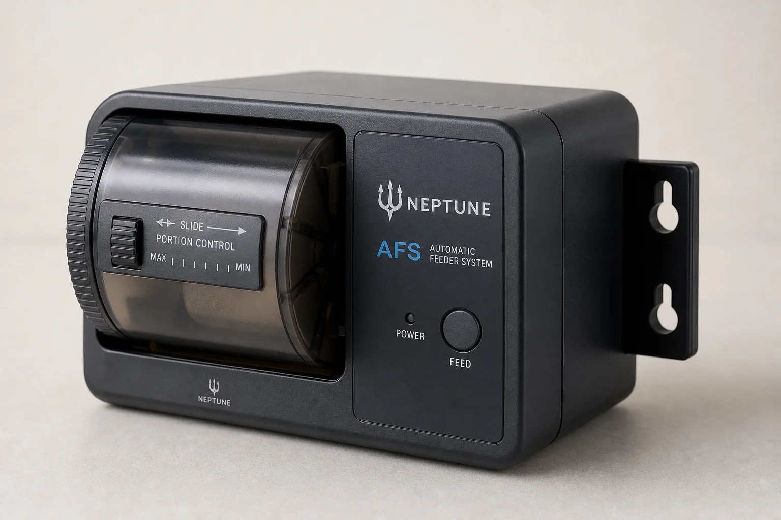 중립적인 배경에 배치된 Neptune Apex 컨트롤러, AFS 급여기 및 DOS 도징 시스템
