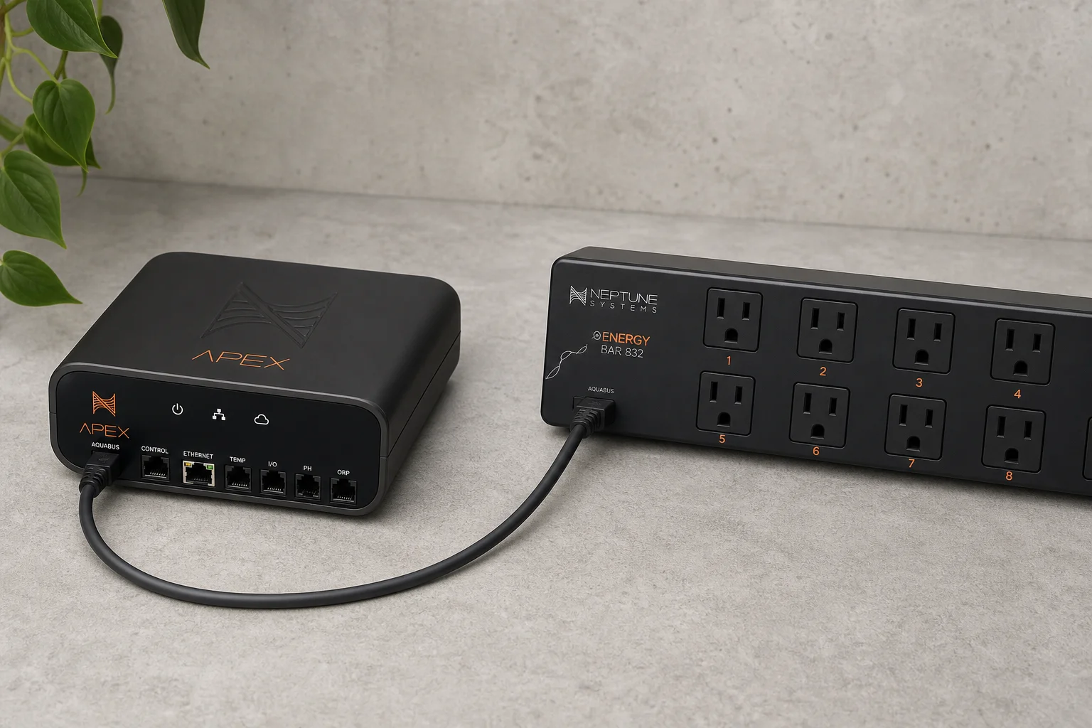 Neptune Systems Apex-kontrollenhet och EB 832-strömskena sammankopplade