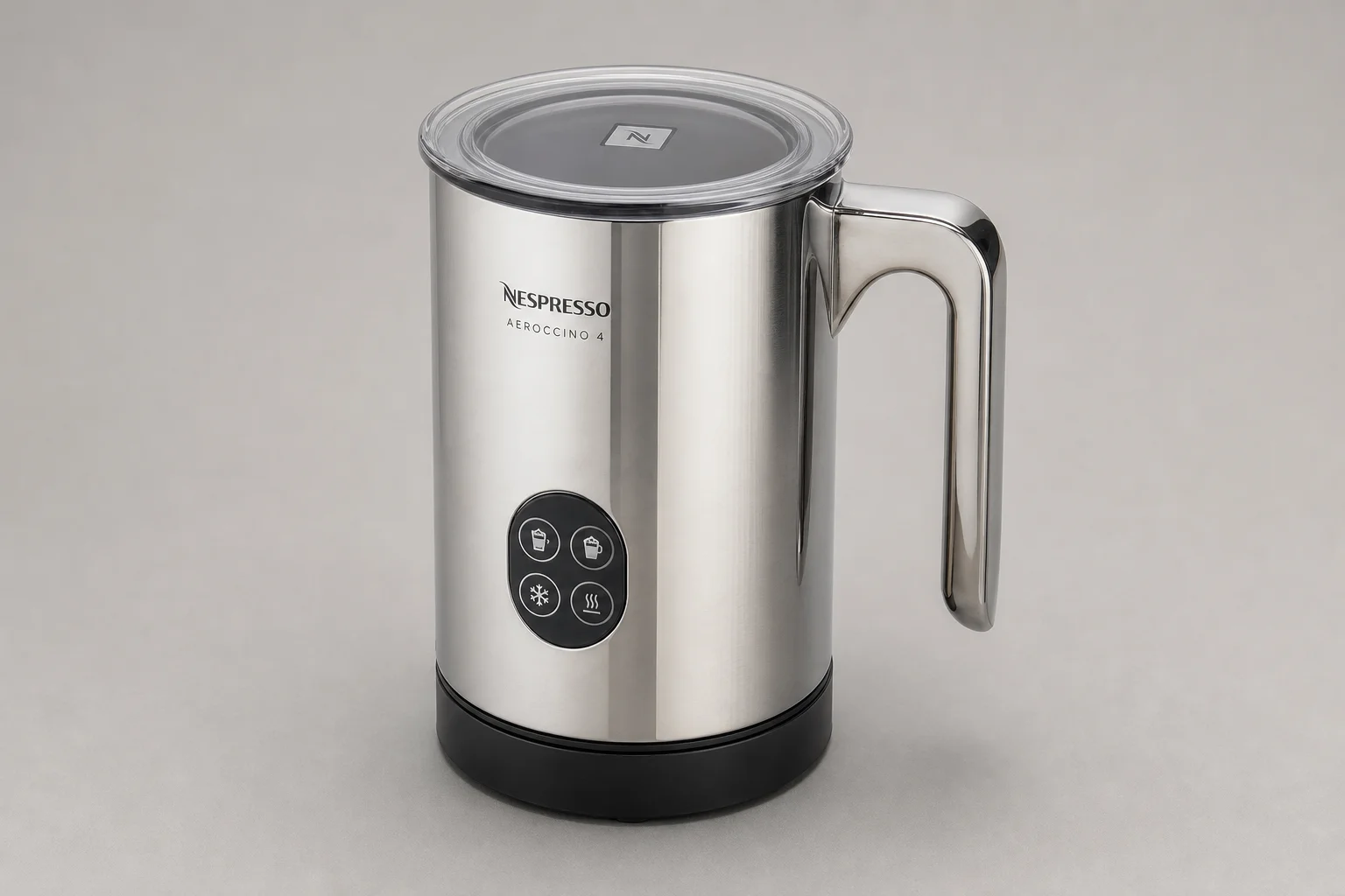 Drei Nespresso Milchaufschäumer in aufsteigender Größe auf einer Betonoberfläche