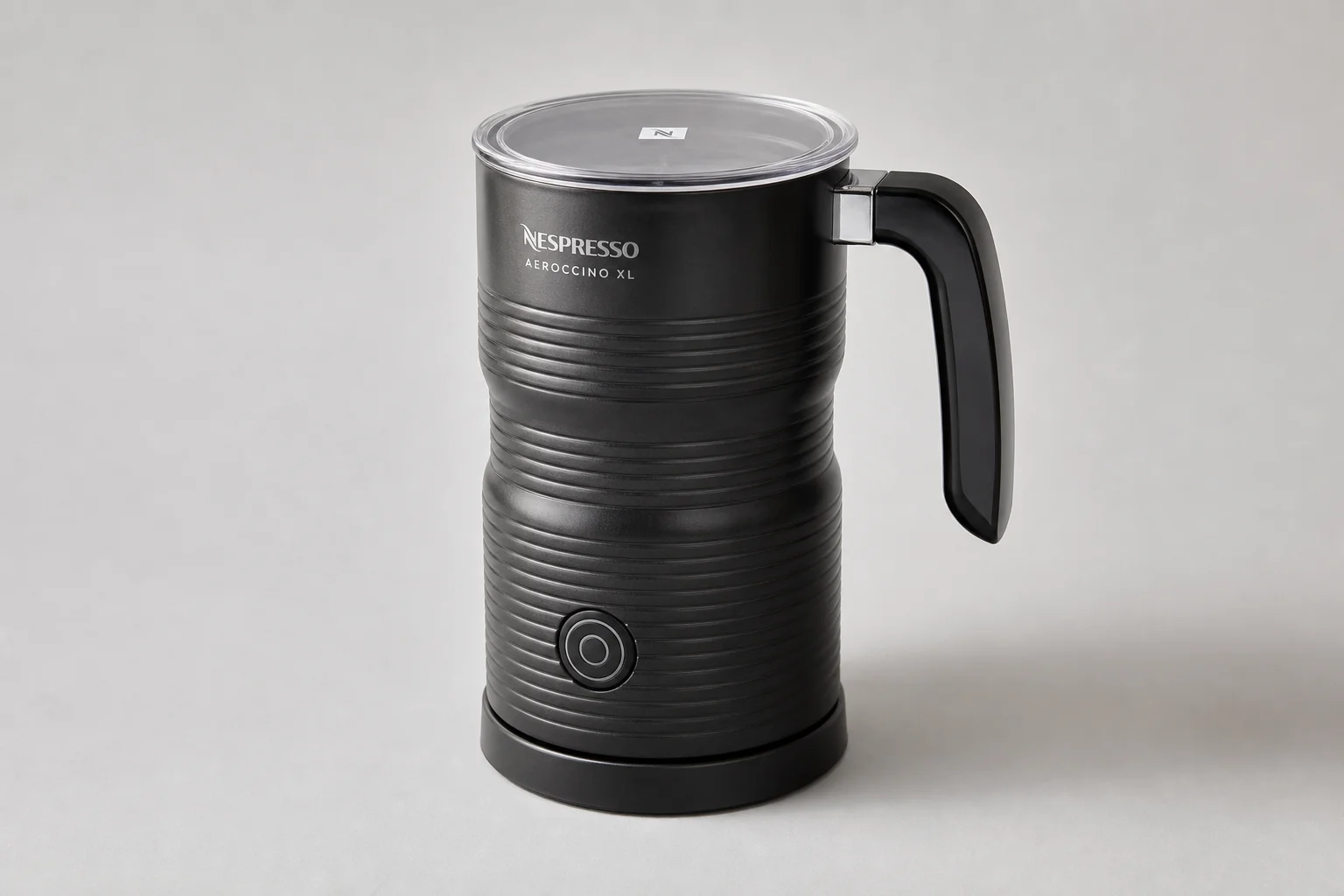 Drei Nespresso Milchaufschäumer in aufsteigender Größe auf einer Betonoberfläche