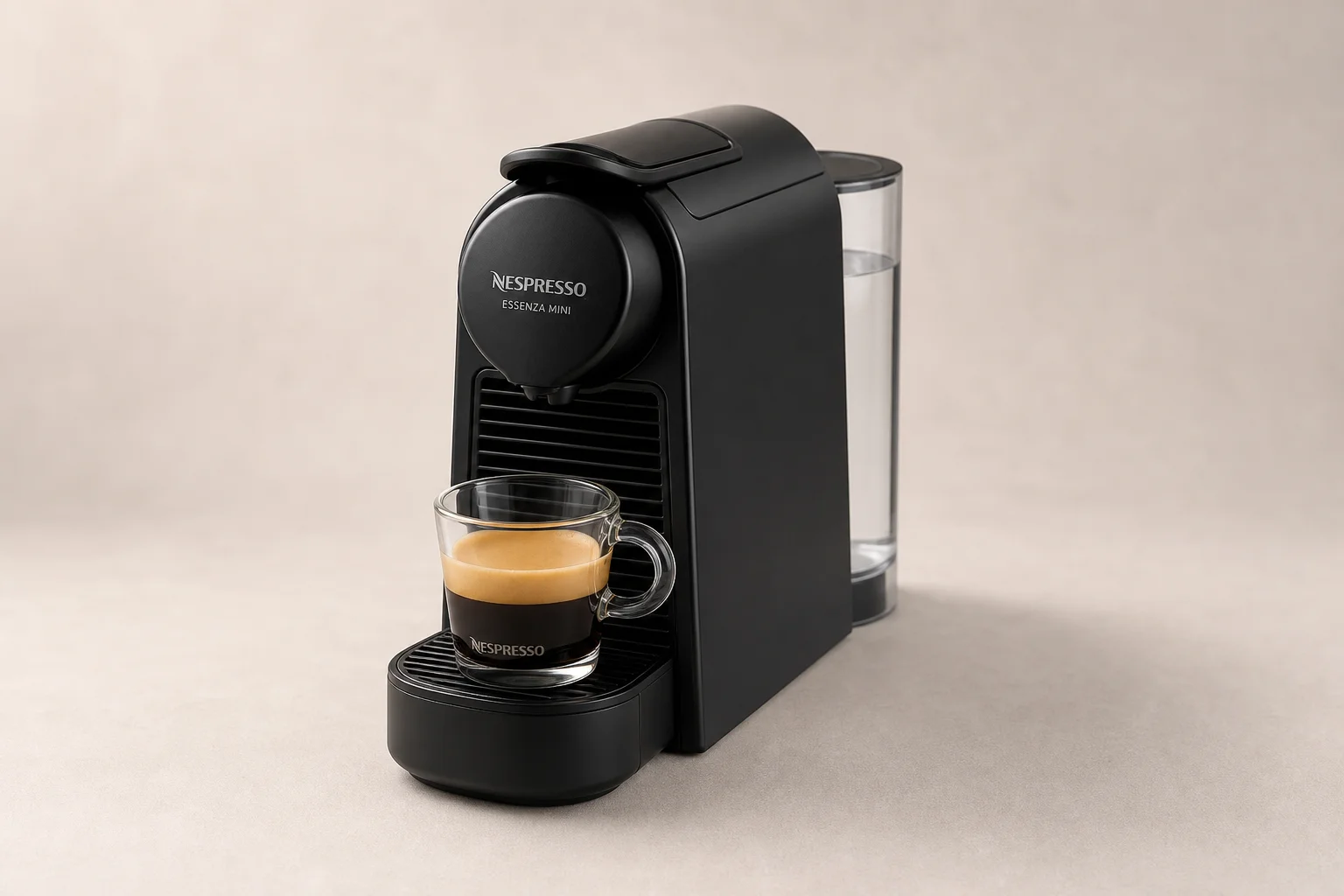 キャンピングカーのテーブルに並べられた3台のコーヒーメーカー：AeroPress、Nespresso Essenza Mini、Ozito