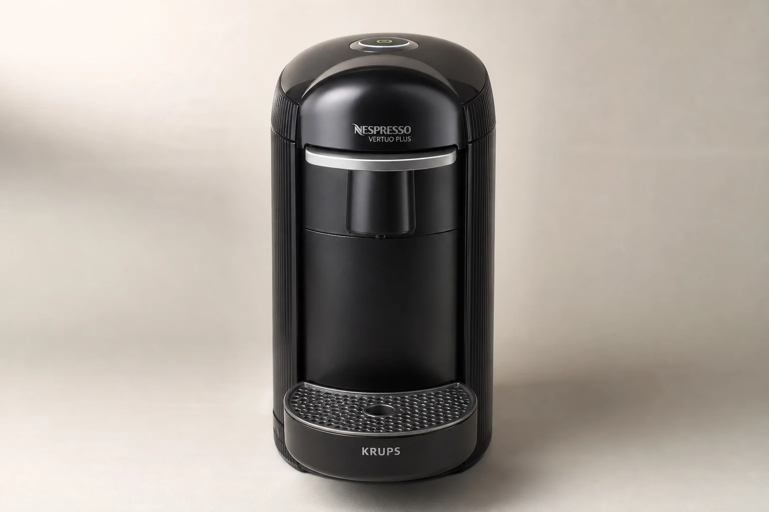 Sieben Nespresso Maschinen, die von links nach rechts nach Größe und Preis auf einer Betonoberfläche angeordnet sind