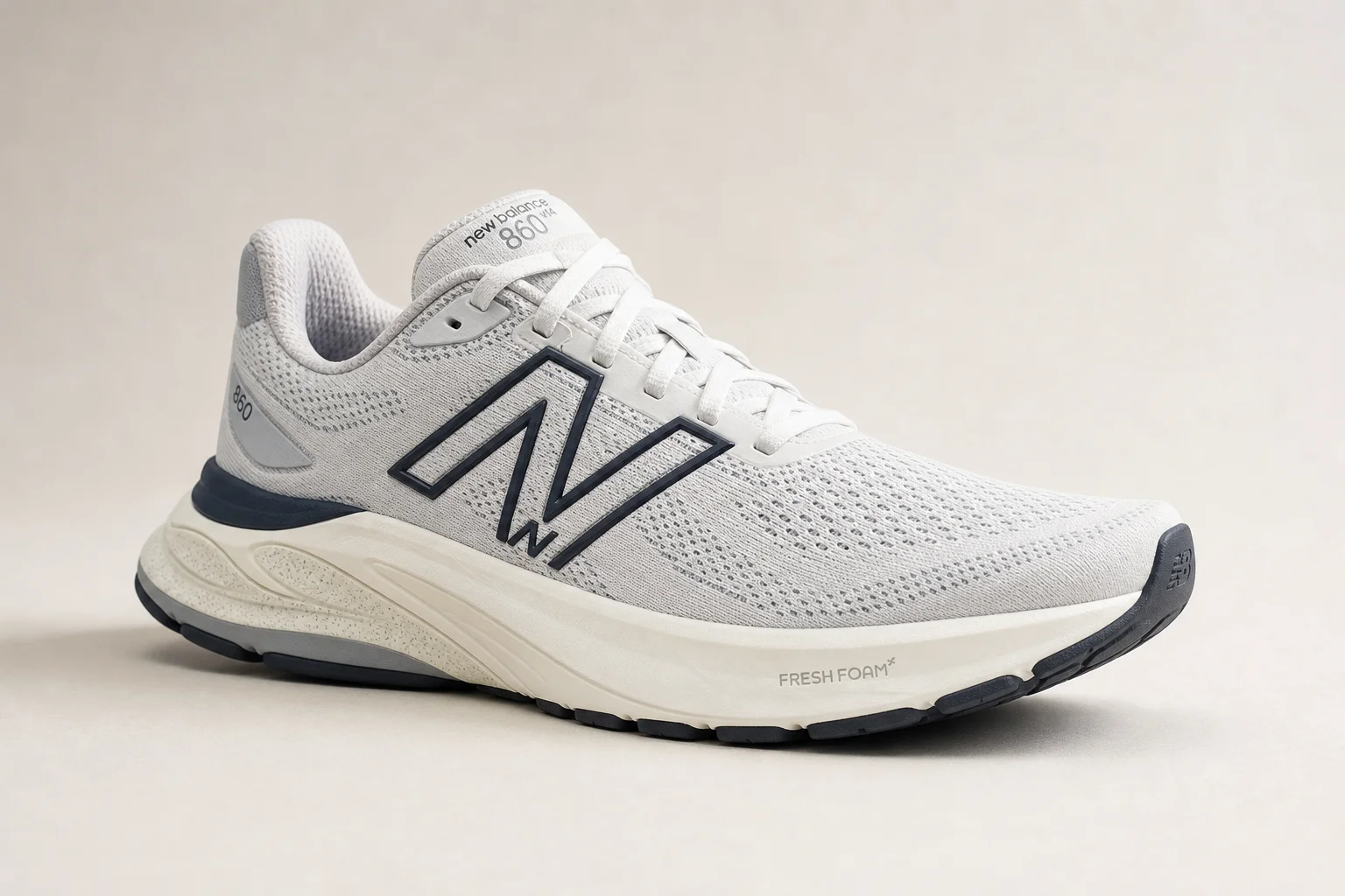 Colección de zapatillas de running para corredores pesados dispuestas sobre una superficie de hormigón