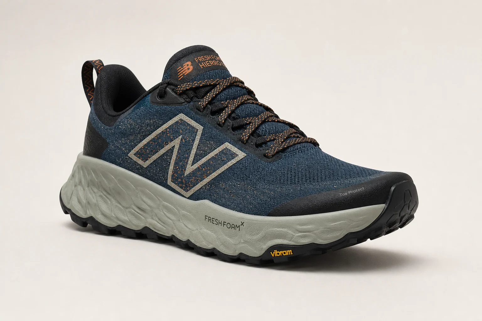 Fünf Trailrunning-Schuhe auf einer Betonfläche, die verschiedene Designs präsentieren