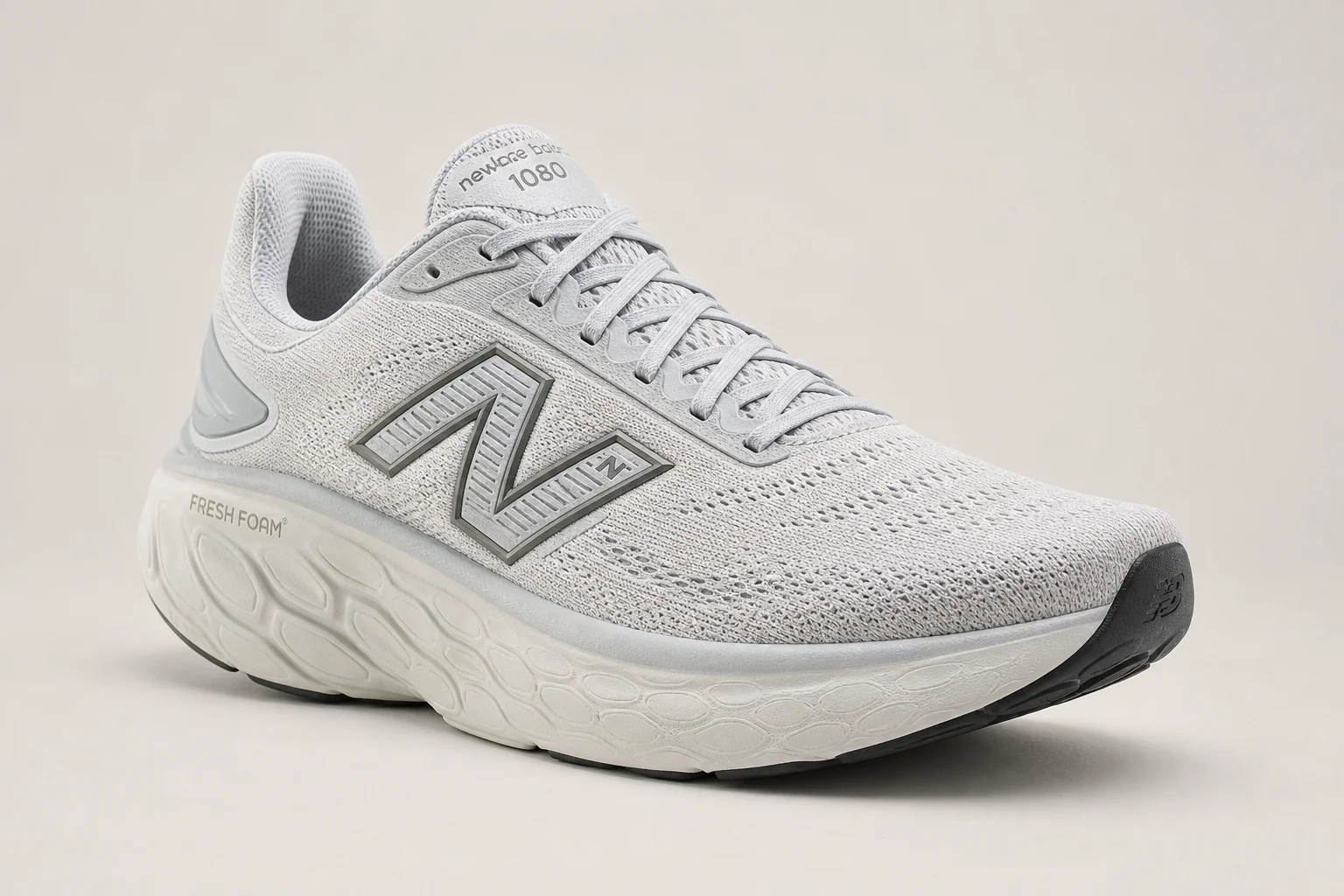Tres zapatillas de running y caminar expuestas sobre una superficie de hormigón