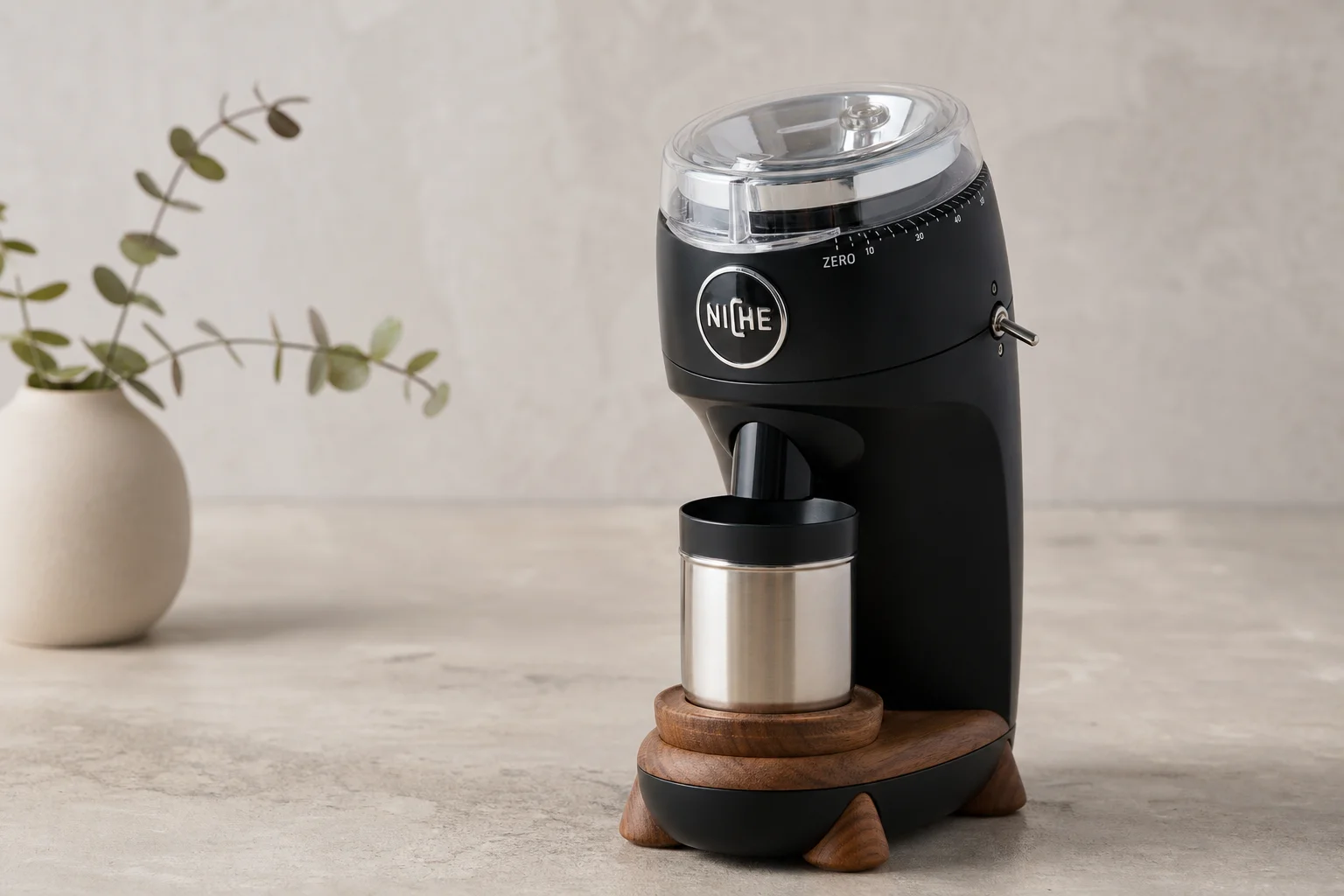 Molino de café Niche Zero con detalles en madera y dial ajustable sobre una superficie neutra