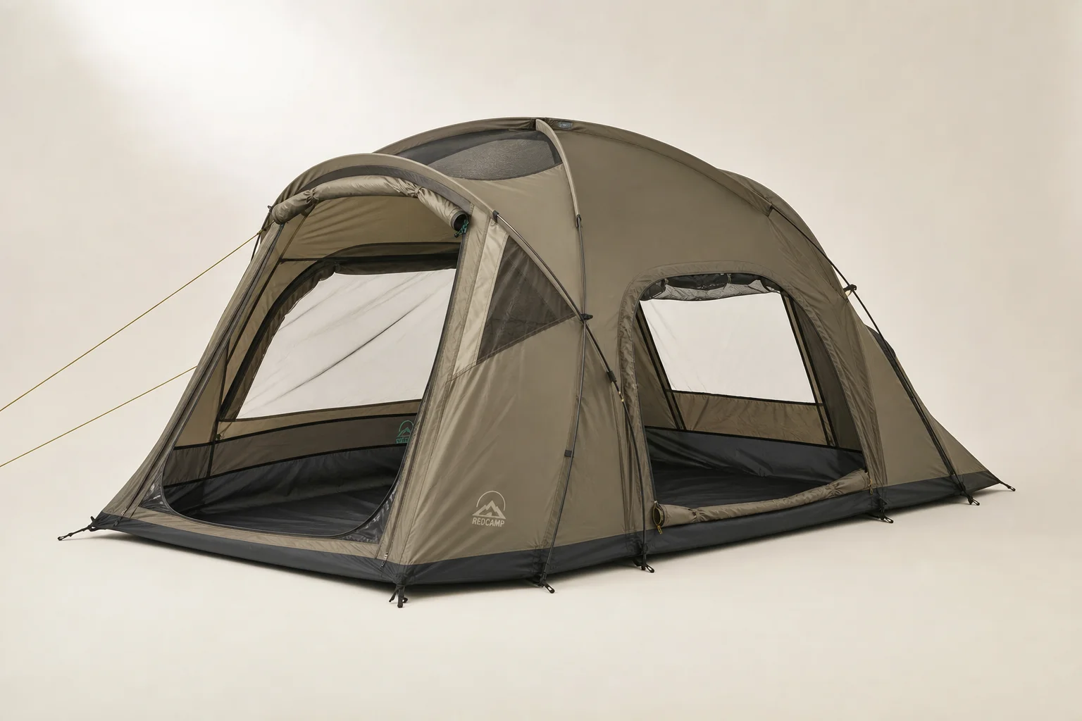 Sei tende da backpacking per due persone disposte sul cemento che mostrano varietà nel design e nei colori