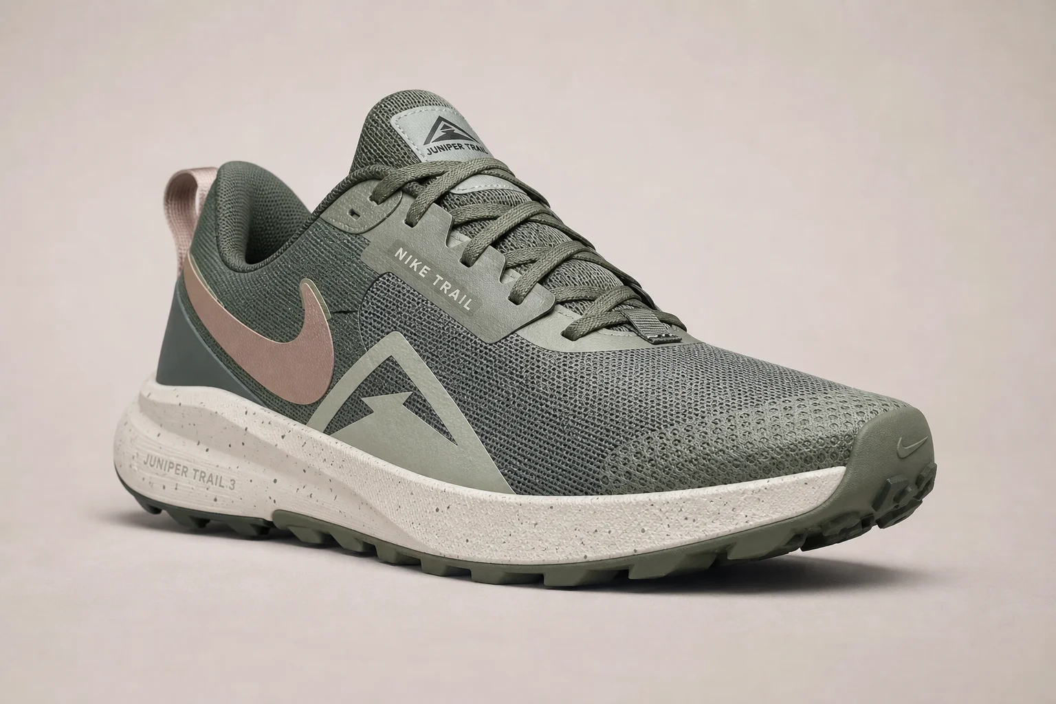 Cinco zapatillas de trail running Nike dispuestas en progresión sobre una superficie de hormigón