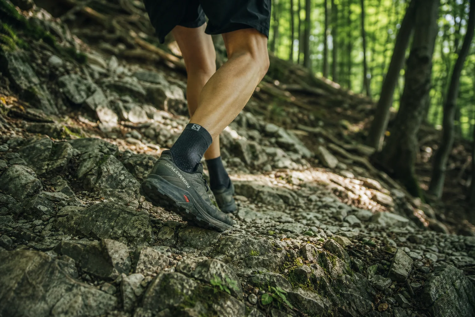 Corredor de trail navegando por terreno rocoso y técnico con superficies irregulares