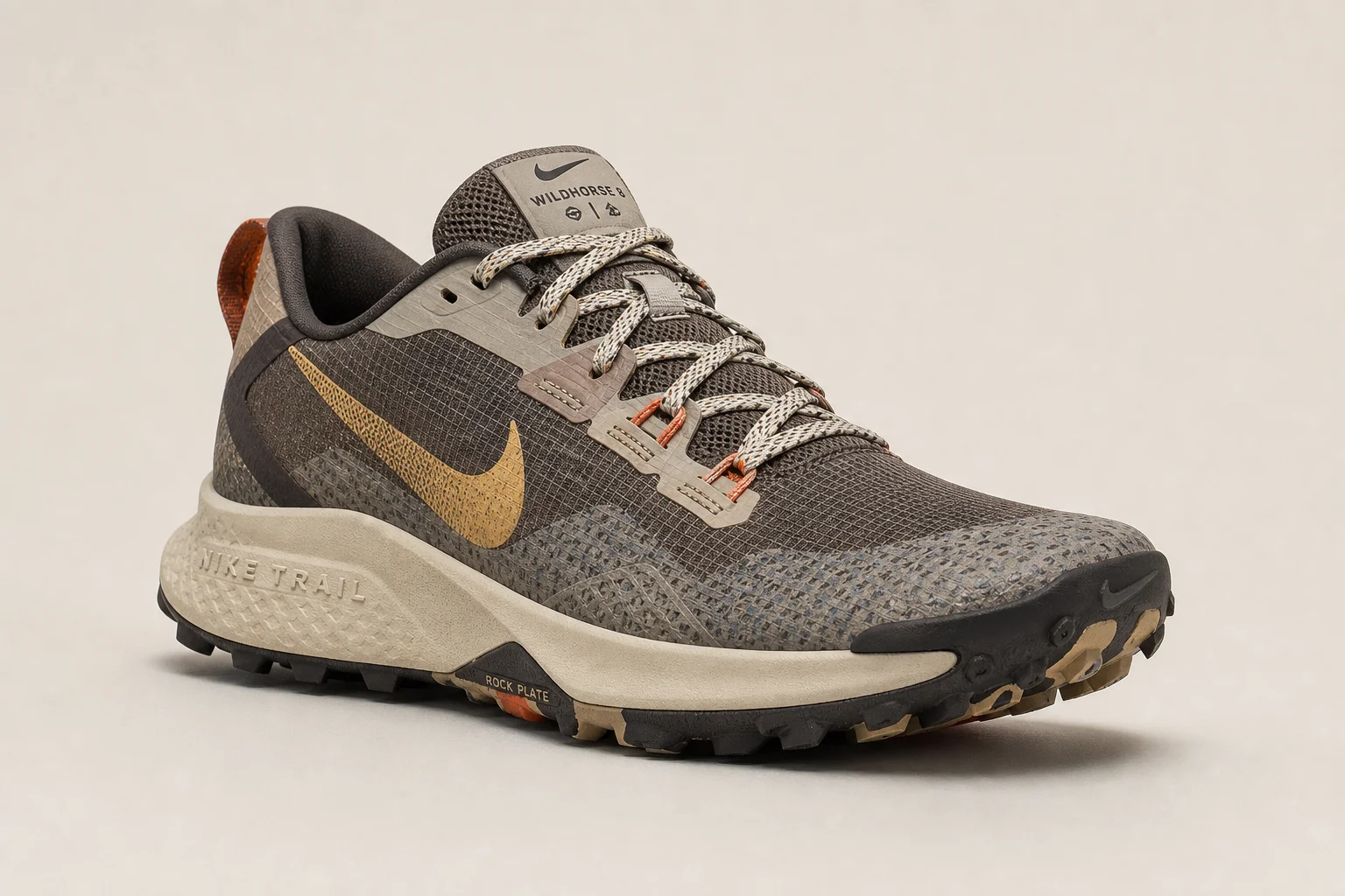 Cinco zapatillas de trail running Nike dispuestas en progresión sobre una superficie de hormigón