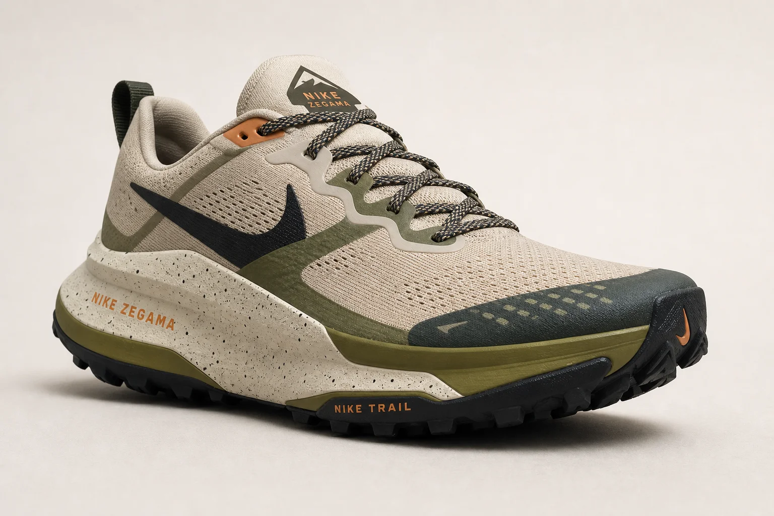 Cinco zapatillas de trail running Nike dispuestas en progresión sobre una superficie de hormigón