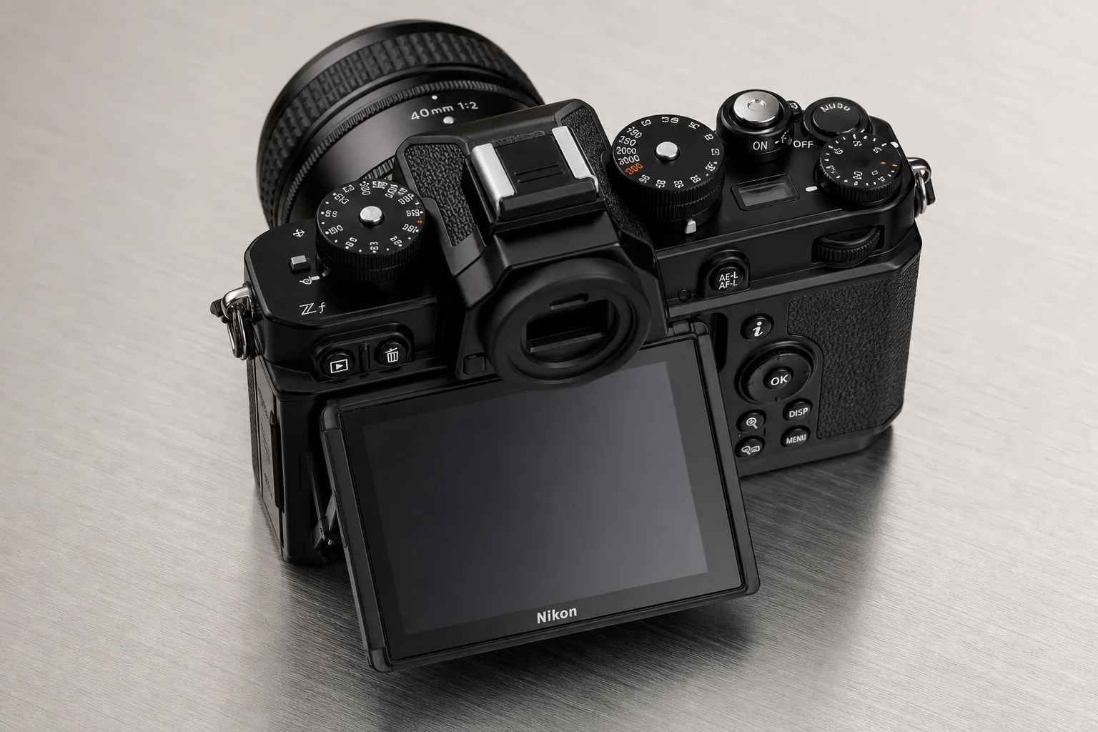 Cinco cámaras mirrorless compactas dispuestas sobre un fondo neutro
