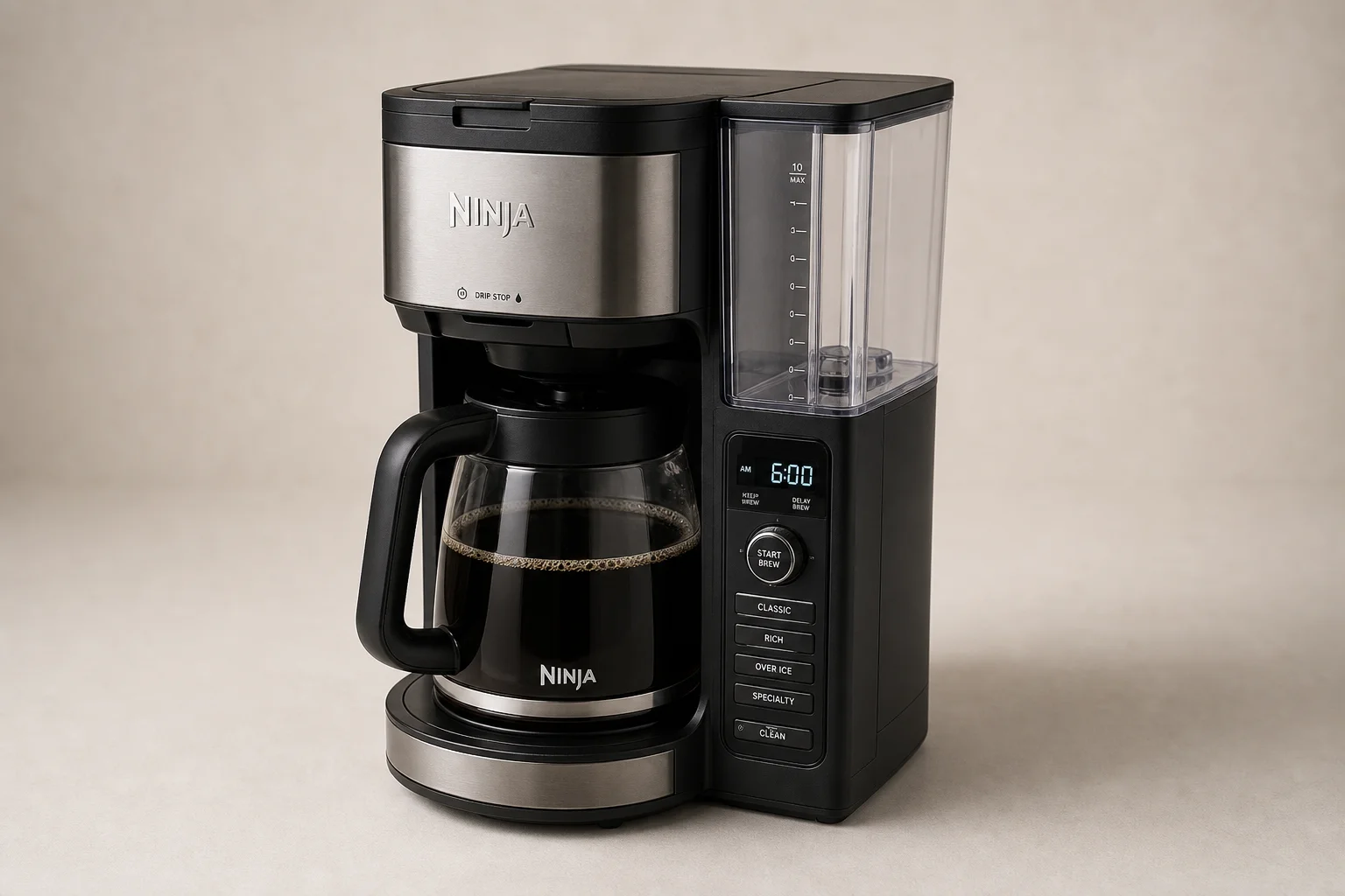 Ninja CM401 kaffebryggare med glaskanna på en neutral bakgrund