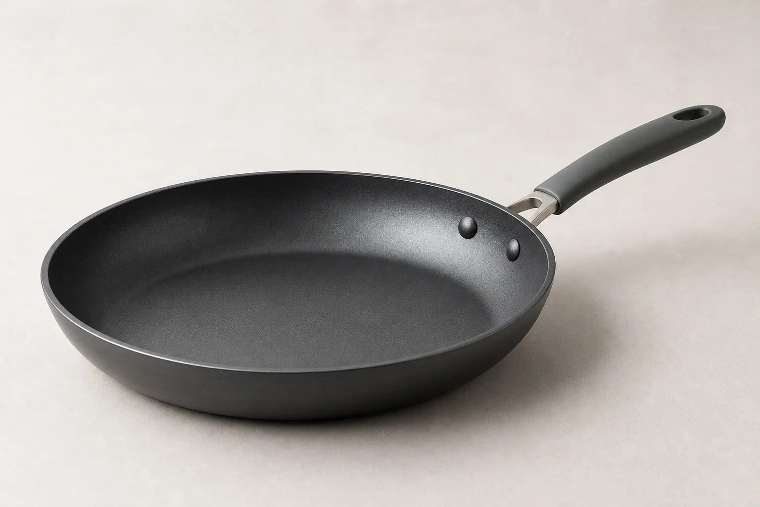 Samling av prisvärda kokkärl inklusive rostfritt stål, gjutjärn, non-stick och emaljerade pannor