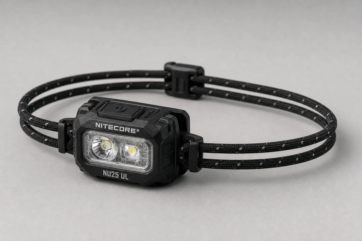 Nitecore UT27 und NU25 UL Stirnlampen auf einer Betonoberfläche
