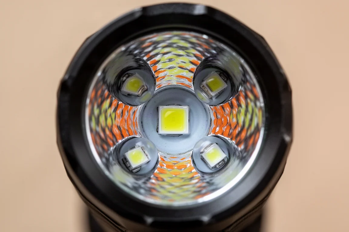 手電筒燈頭特寫,反射杯中可見五顆 LED 燈芯