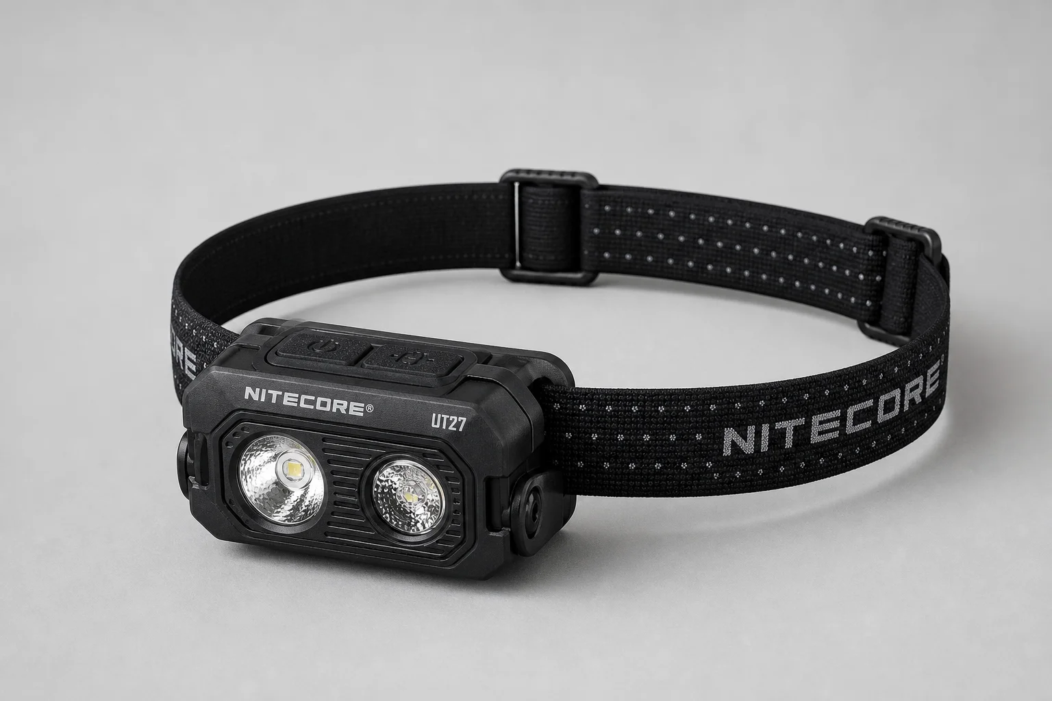 Nitecore UT27 und NU25 UL Stirnlampen auf einer Betonoberfläche