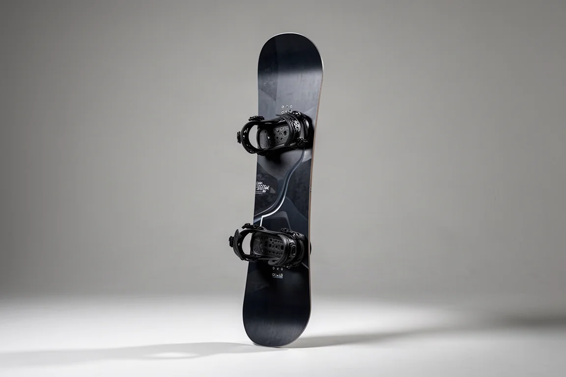 Nitro Beast-snowboard stående upprätt mot en neutral grå bakgrund