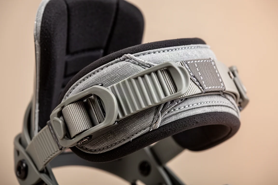 Close-up van een gevoerde meerdelige hielstrap met ruime foamvulling