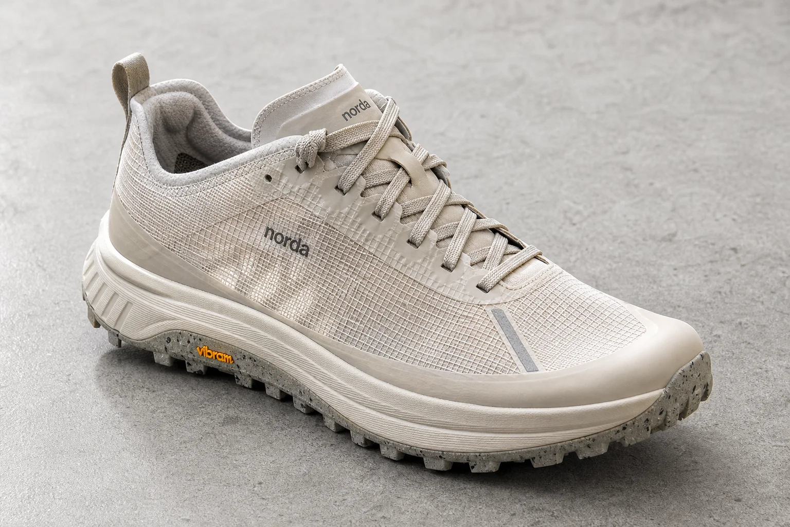 Fünf Trailrunning-Schuhe für Damen, die treppenförmig auf Beton angeordnet sind