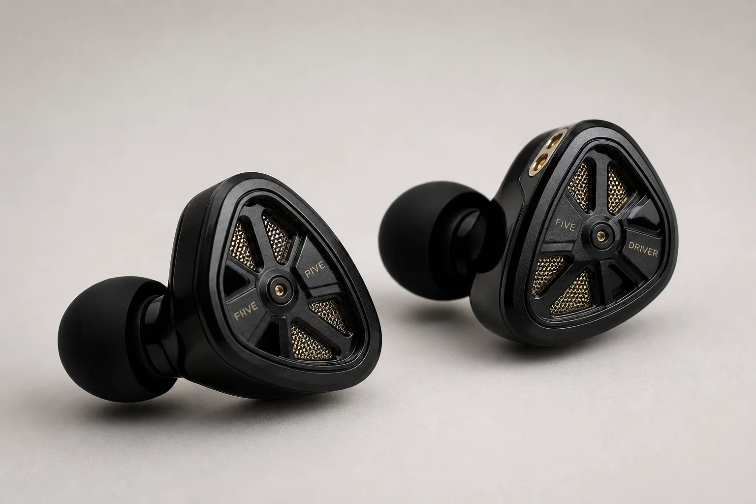 Nine modelos de auriculares dispuestos sobre una superficie de hormigón que representan opciones desde económicas hasta premium