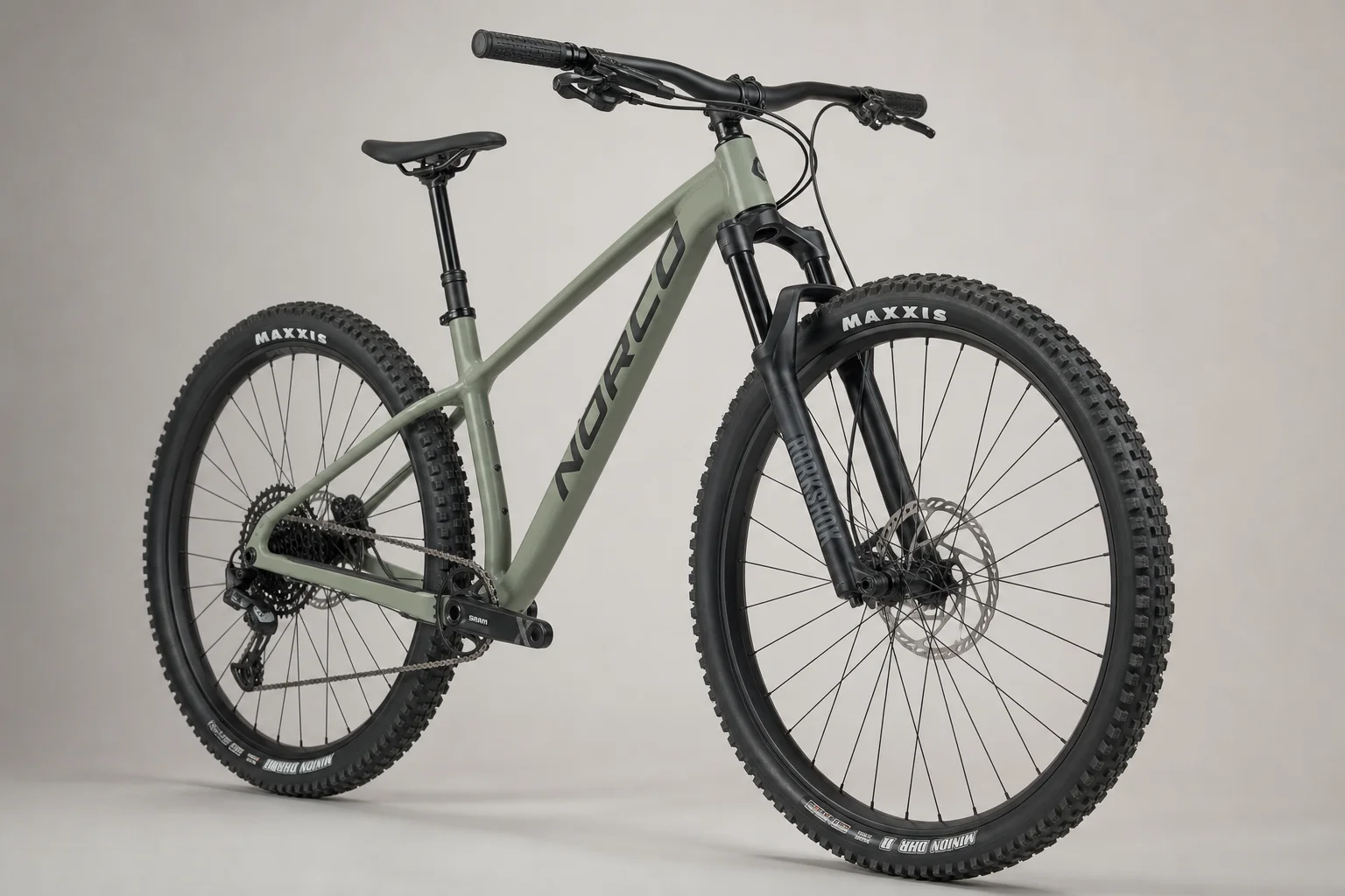 Quattro mountain bike trail e hardtail disposte su uno sfondo neutro