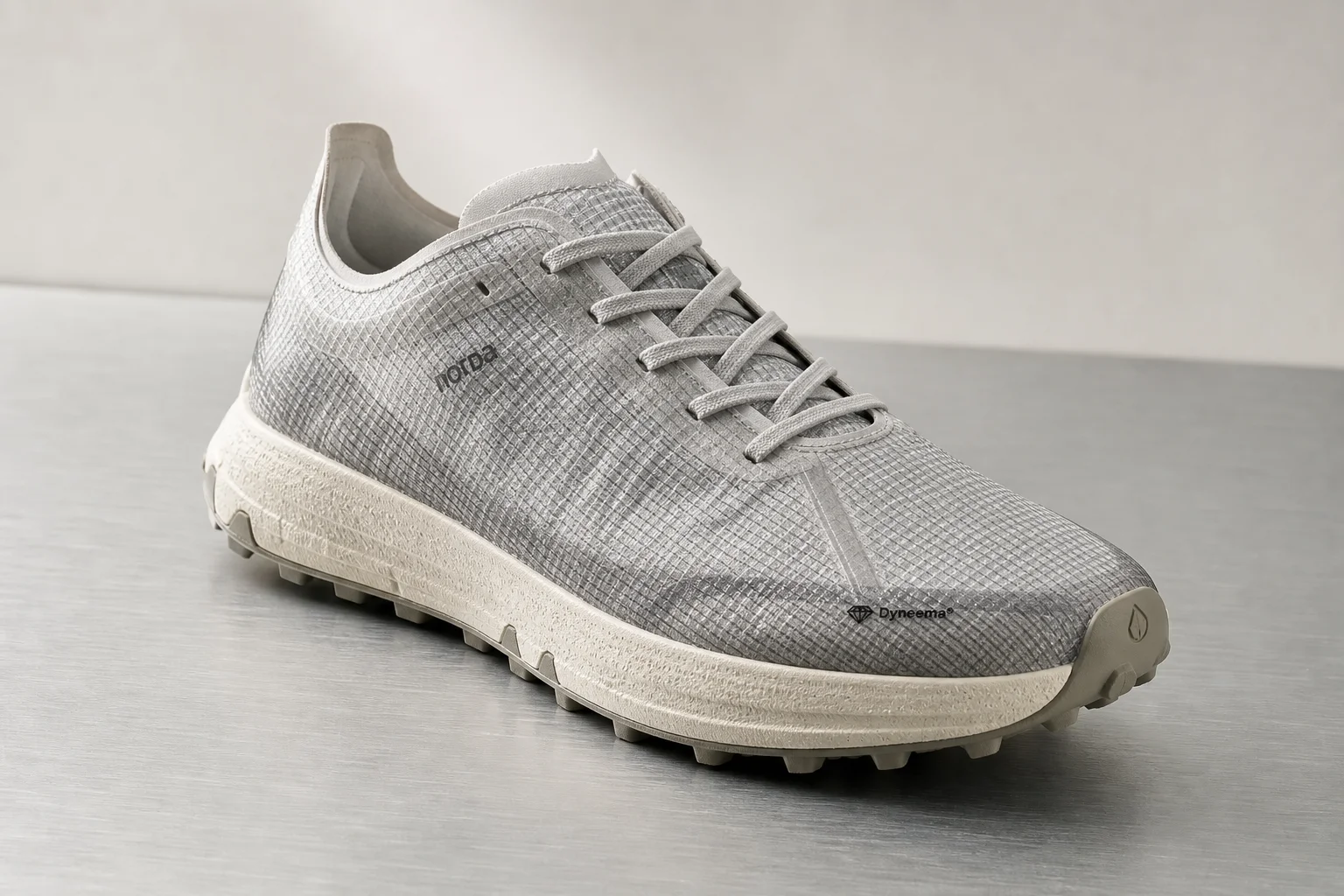 Cinq chaussures de trail running présentées sur une surface en béton