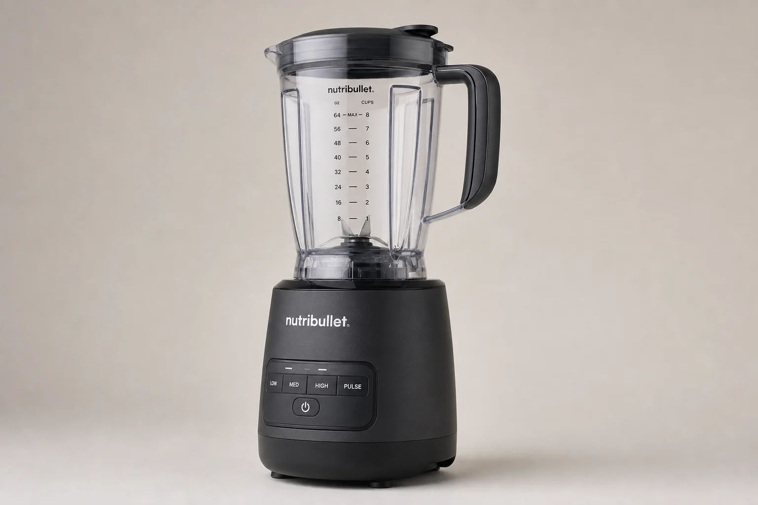 NutriBullet Full Size Blender und BLACK+DECKER Quiet Blender nebeneinander auf Beton