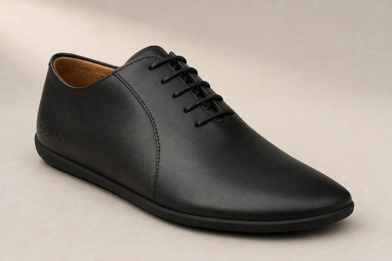 Sette modelli di scarpe barefoot disposti su una superficie in cemento