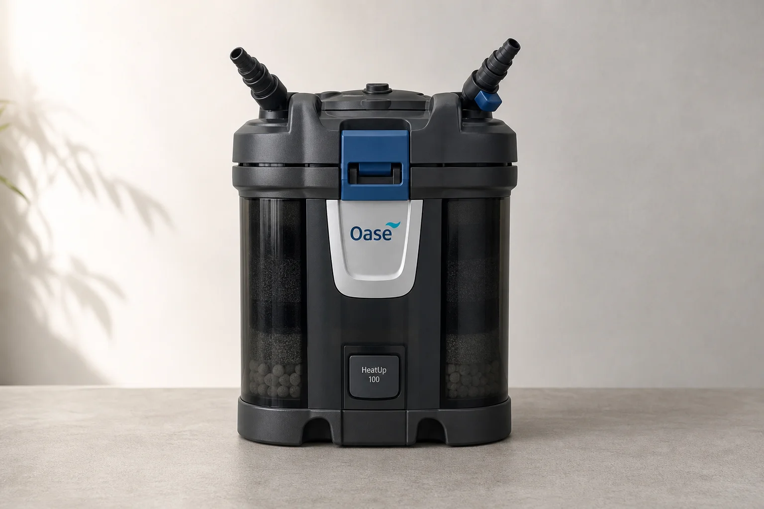 Utrustning för aquascaping inklusive akvarier, filter, belysning, värmare och CO2-regulator på en grå yta