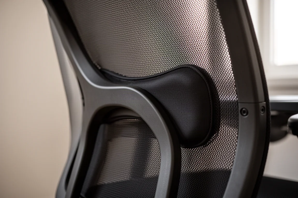 柔らかい光の中で撮影された、弾力のあるランバーサポート付きメッシュ背もたれのディテール