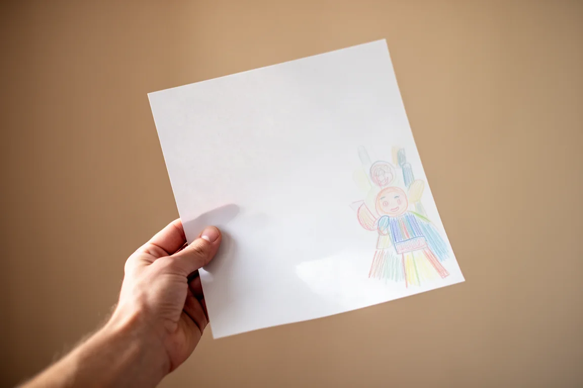 Reverso de una página de rotulador a contraluz mostrando una ilustración colorida terminada