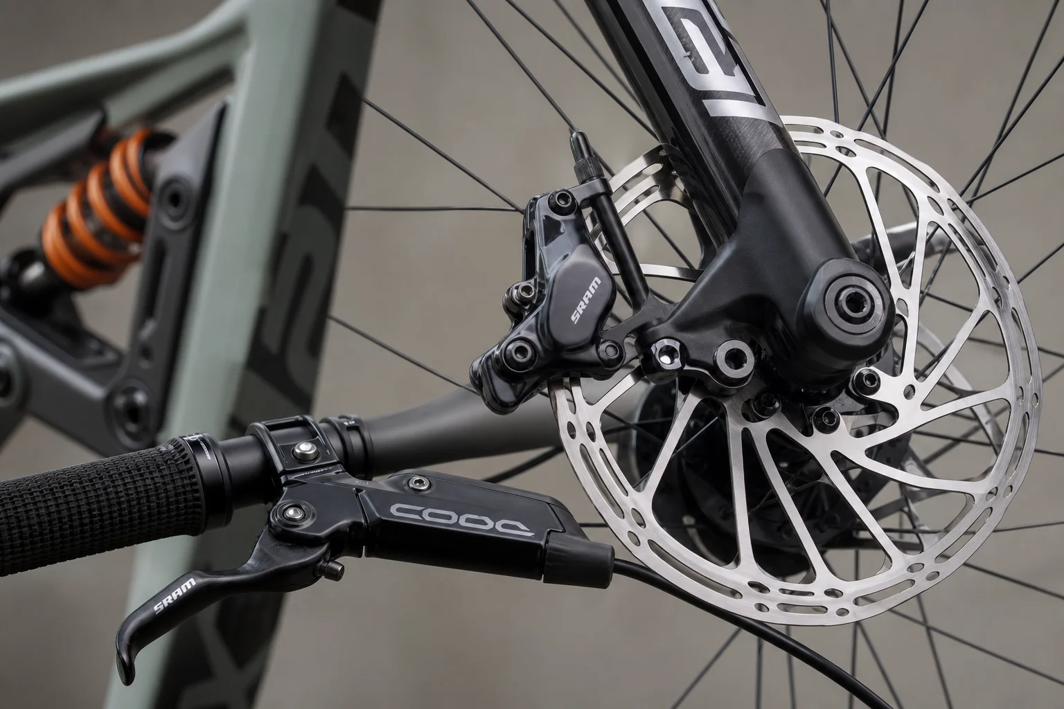 Nahaufnahme eines modernen Downhill-Bremssystems mit hydraulischen Komponenten