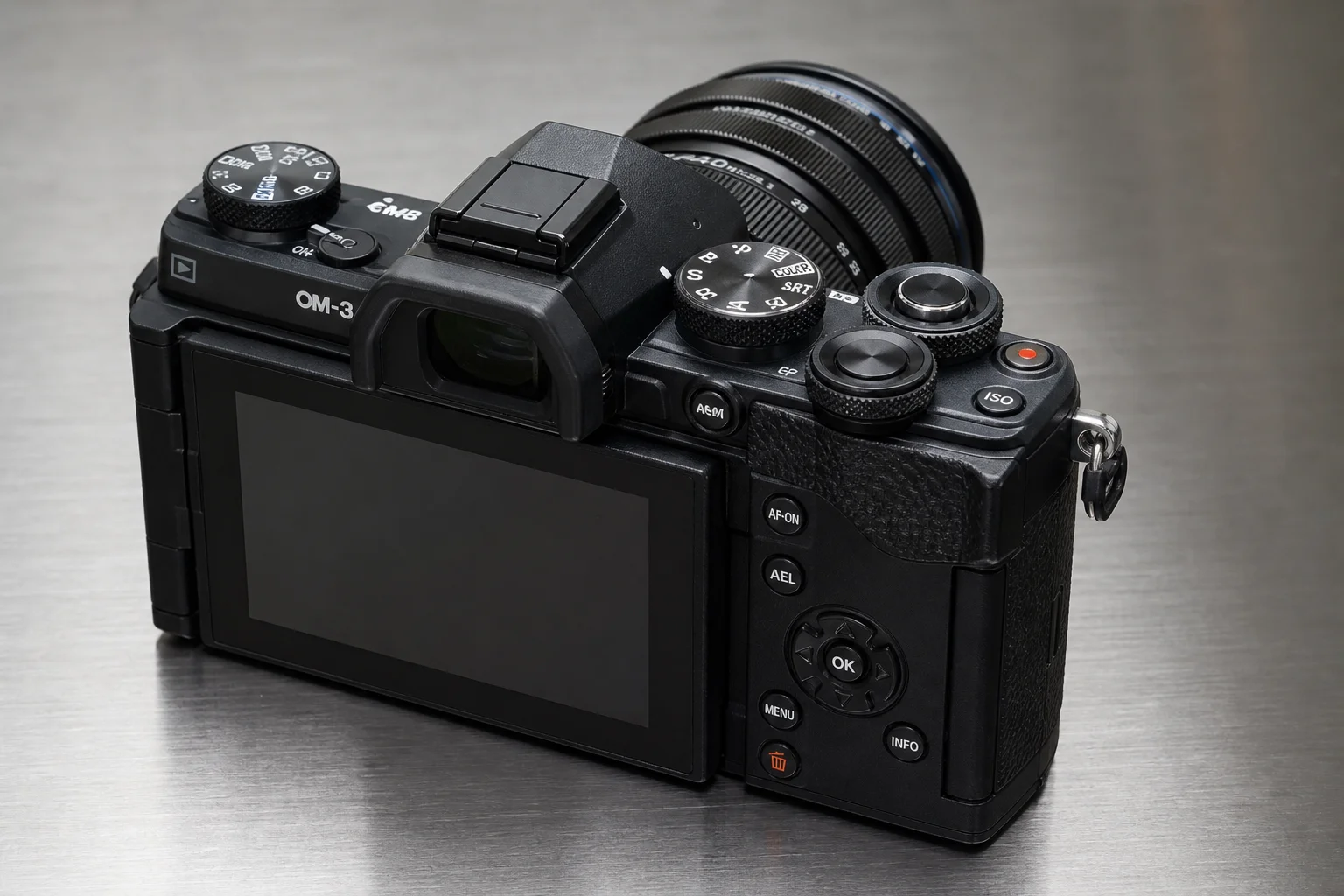 Cinco cámaras mirrorless compactas dispuestas sobre un fondo neutro