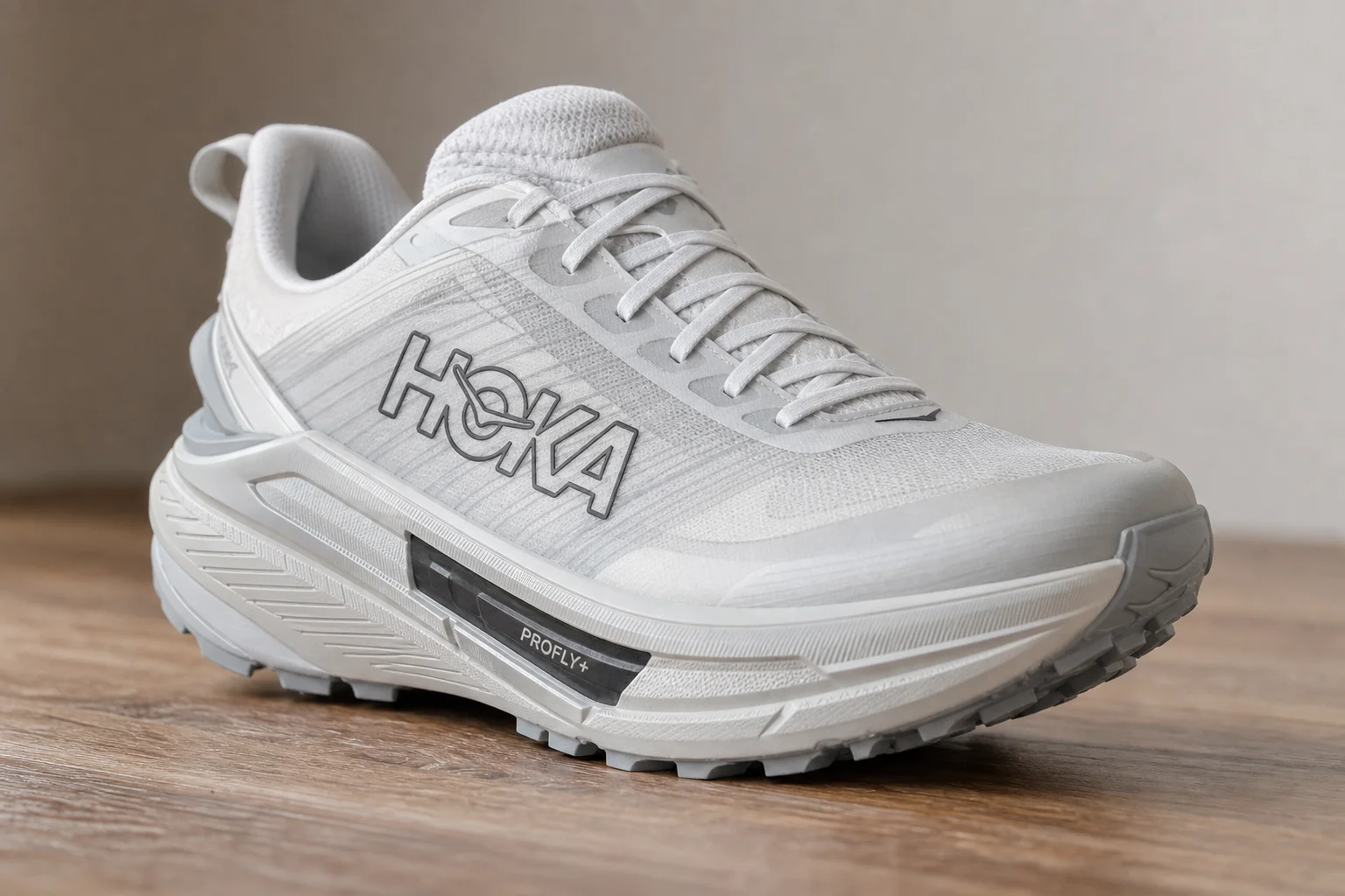 Cinq chaussures de trail running présentées sur une surface en béton