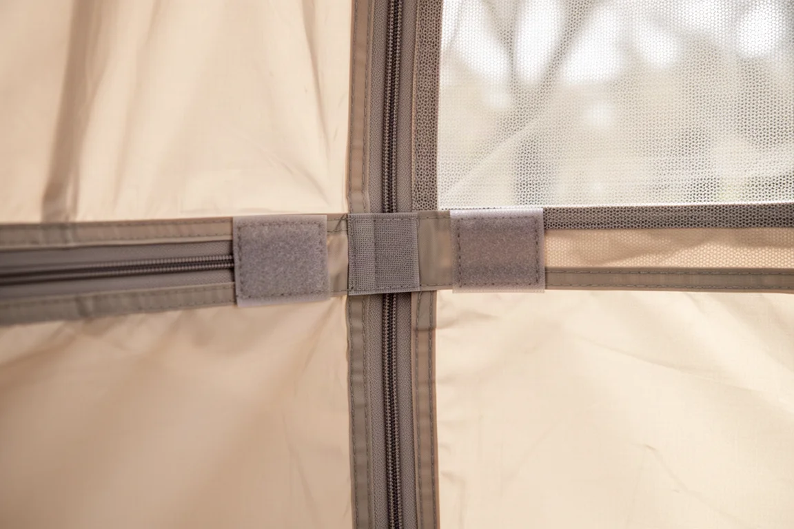 Pannello in tessuto dell'interno tenda chiuso con zip lateralmente e unito al centro con strisce di velcro