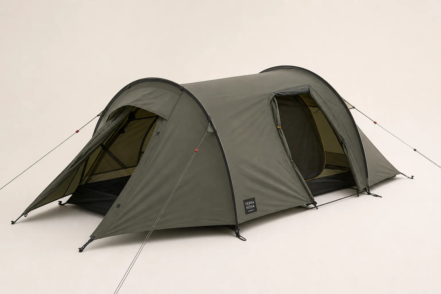 Sei tende da backpacking per due persone disposte su una superficie in cemento, che mostrano varietà nel design e nei colori