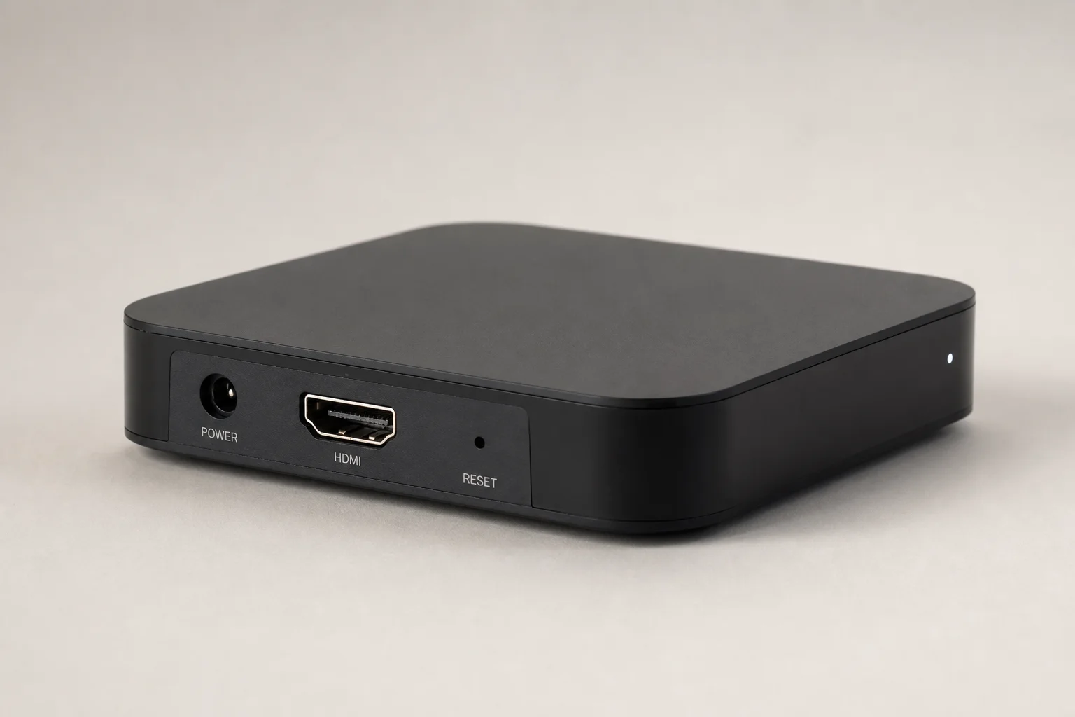 Nine dispositivi di streaming disposti su una superficie in cemento, tra cui Google Chromecast, Amazon Fire TV e altri marchi
