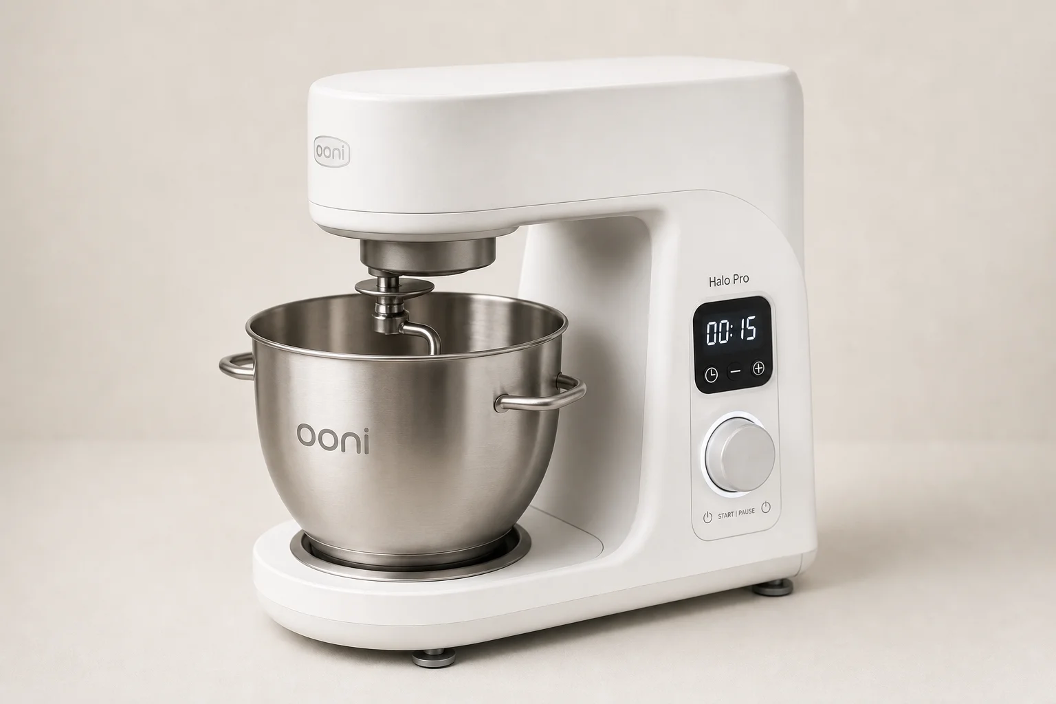 Fyra köksassistenter uppställda på en träyta: KitchenAid, Bosch, Ankarsrum och Ooni Halo Pro