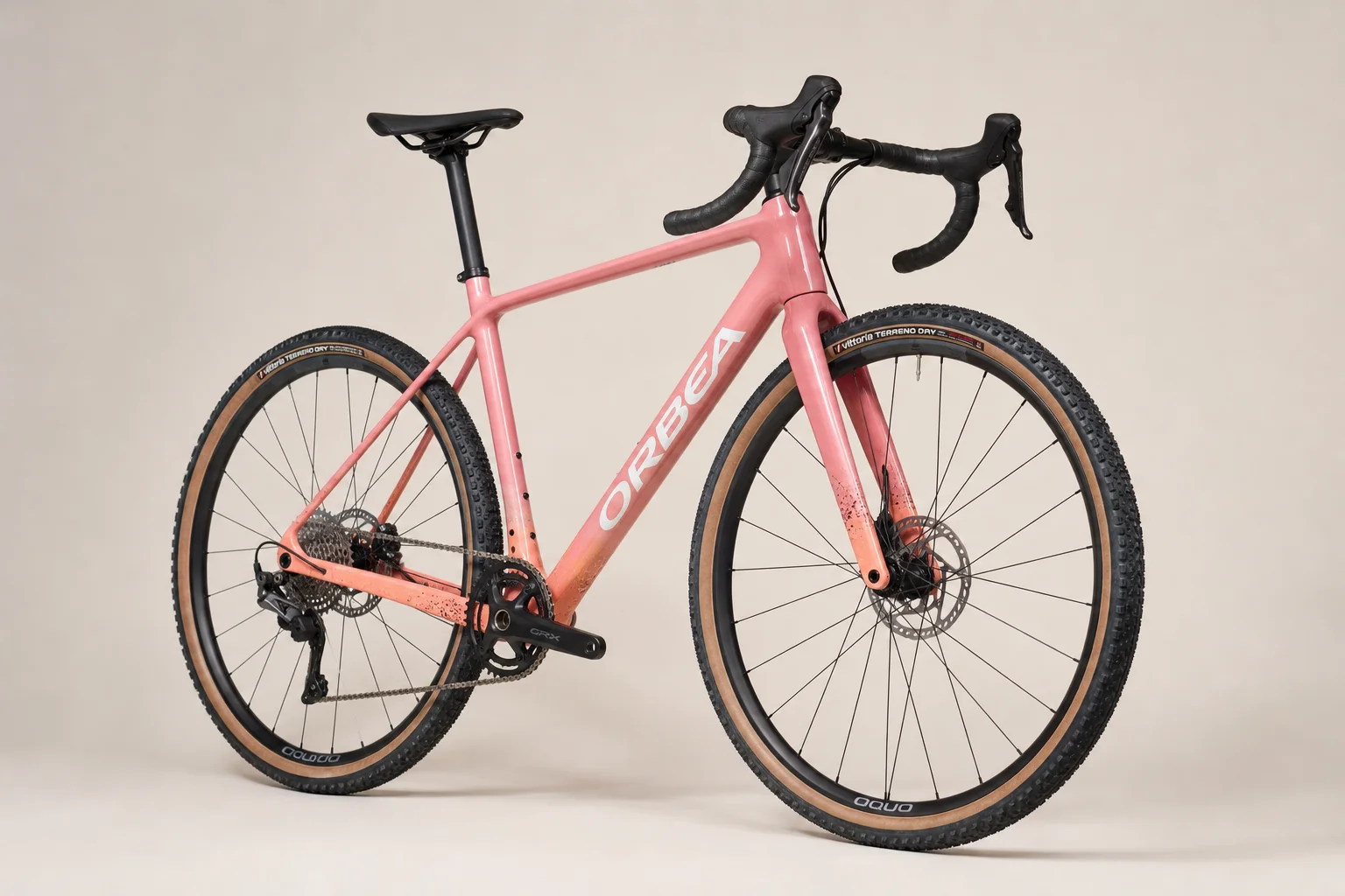 Mehrere Allroad-Bikes vor neutralem Hintergrund, die verschiedene Rahmenmaterialien und Designs präsentieren