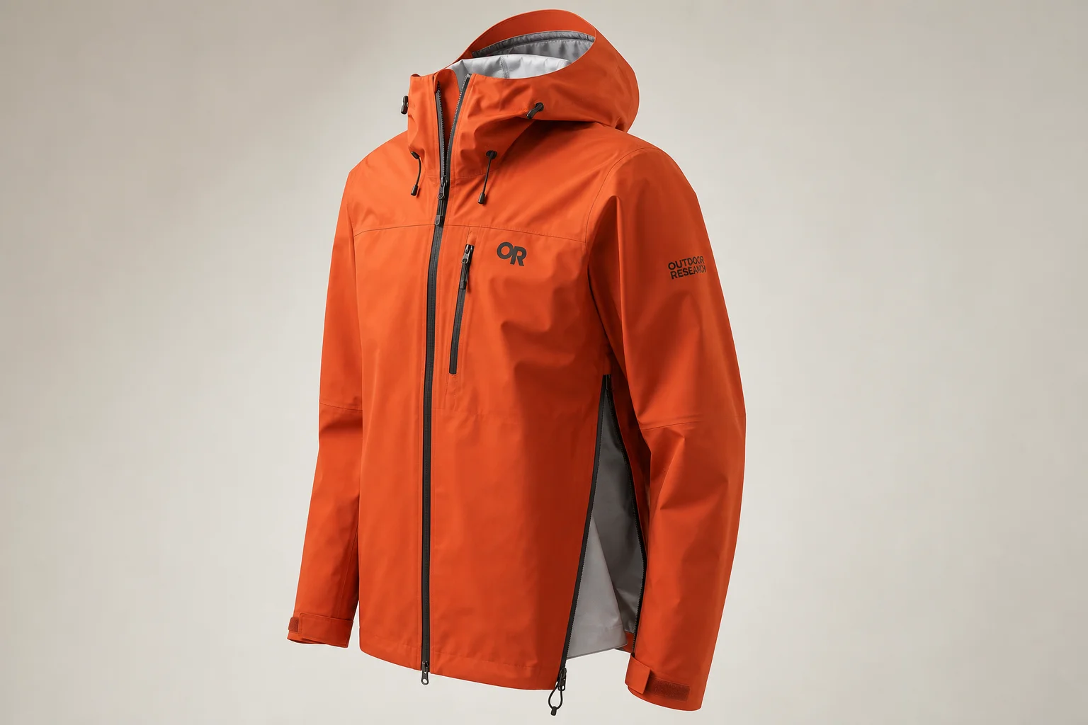 Cinco chaquetas impermeables de diferentes colores y estilos dispuestas sobre hormigón