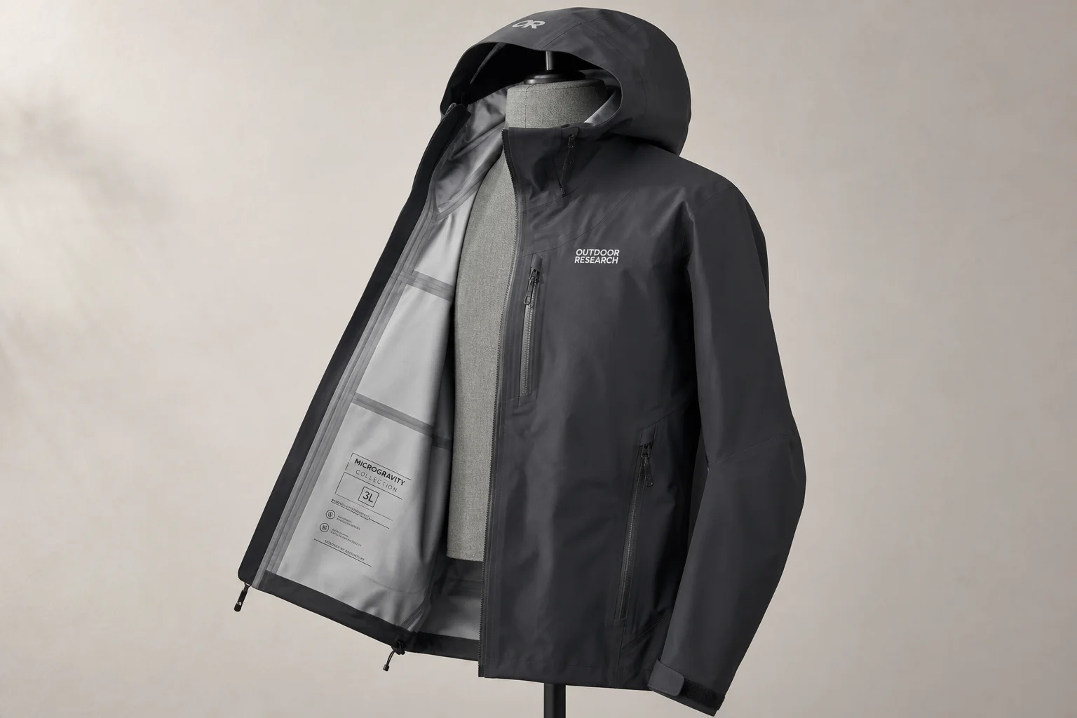 Cinco chaquetas impermeables de diferentes colores y estilos dispuestas sobre hormigón
