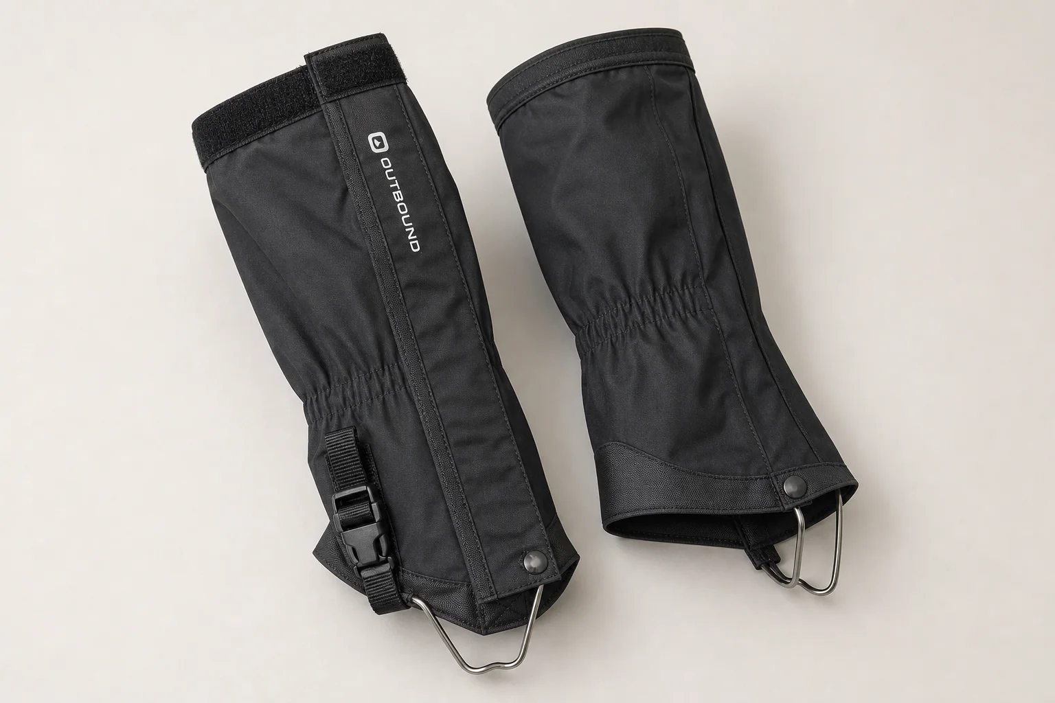 Outdoor Research Verglas Gaiters visas mot en neutral bakgrund och visar full längd samt detaljer kring stängningsmekanismen